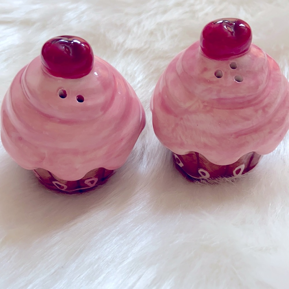 Cute cupcake style salt & pepper shakers.